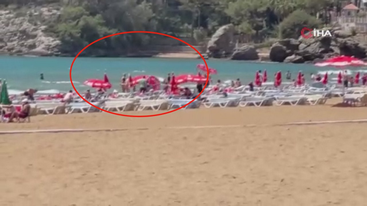 Savrulan şemsiye, tatilcilere korku dolu anlar yaşattı