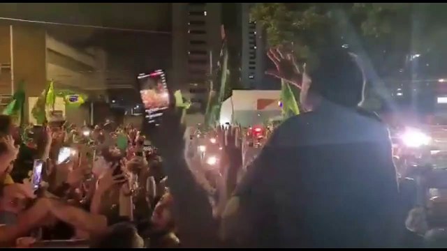 Bolsonaro é carregado nos ombros por apoiadores em João Pessoa e janta ao lado de Nilvan Ferreira