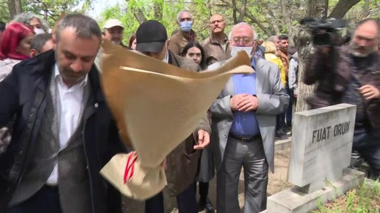 Bora Gezmiş, Kardeşi Deniz Gezmiş'i Mezarı Başında Andı: "Üç Baba ve Ben, Gömdük O Üç Kişiyi, Şimdi Binlerce Kişi Geliyor"