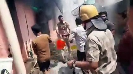 Hindu çeteler Müslümanların evlerini yakıyor