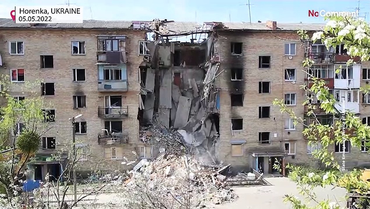 Сотрудники МЧС Украины разбирают обломки после российского обстрела в Киевской области
