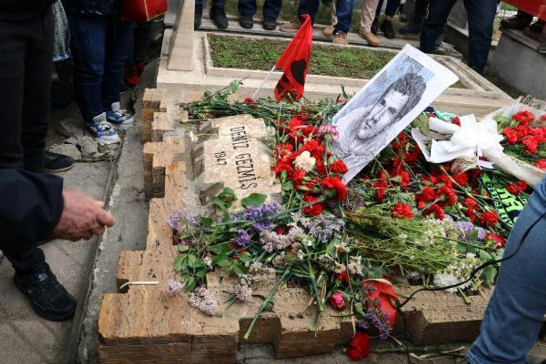 Deniz Gezmiş ve arkadaşları mezarları başında anıldı