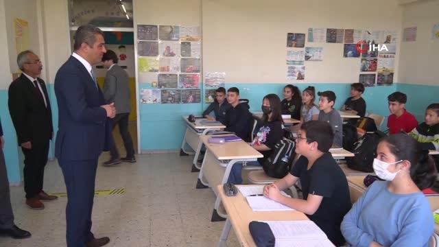 Denizli'de 127 bin kaynak kitap sınava hazırlanan öğrencilere ulaştırılıyor- LGS ve YKS yardımcı kaynak kitapları öğrencilere dağıtılmaya başlandı