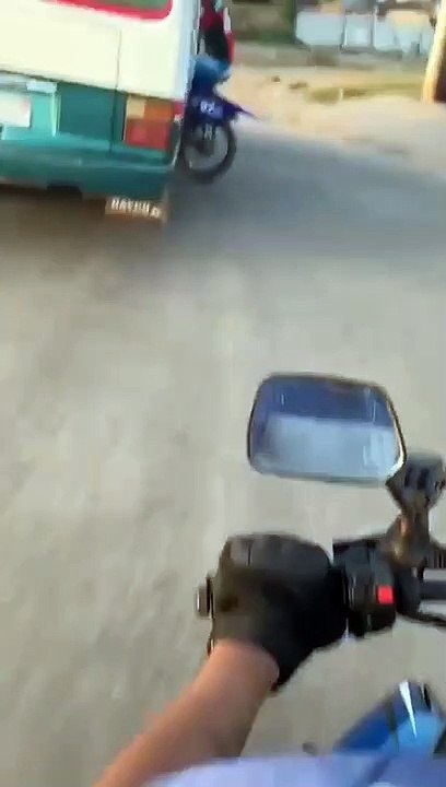 Moto colgada en un micro