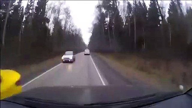 Un pneu de voiture en plein pare-brise ça fait toujours très mal