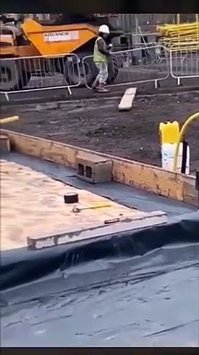 Ces ouvriers font une énorme blague à leur ami... Gamelle douloureuse