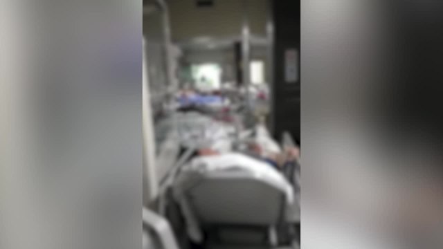 Napoli, pieno il pronto soccorso del Cardarelli: pazienti in barella in sala d'attesa