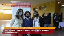 Entrega de la beca al Mérito Académico 