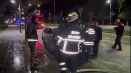 Seyir halindeyken alev alan otomobilde hasar oluştu (2)