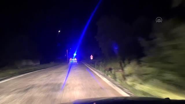 Düzensiz göçmenleri taşıyan minibüs devrildi, 2 kişi yaralandı