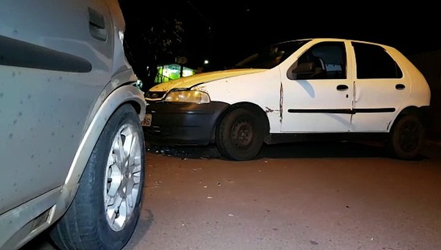 Condutor colide com veículo estacionado e foge do local