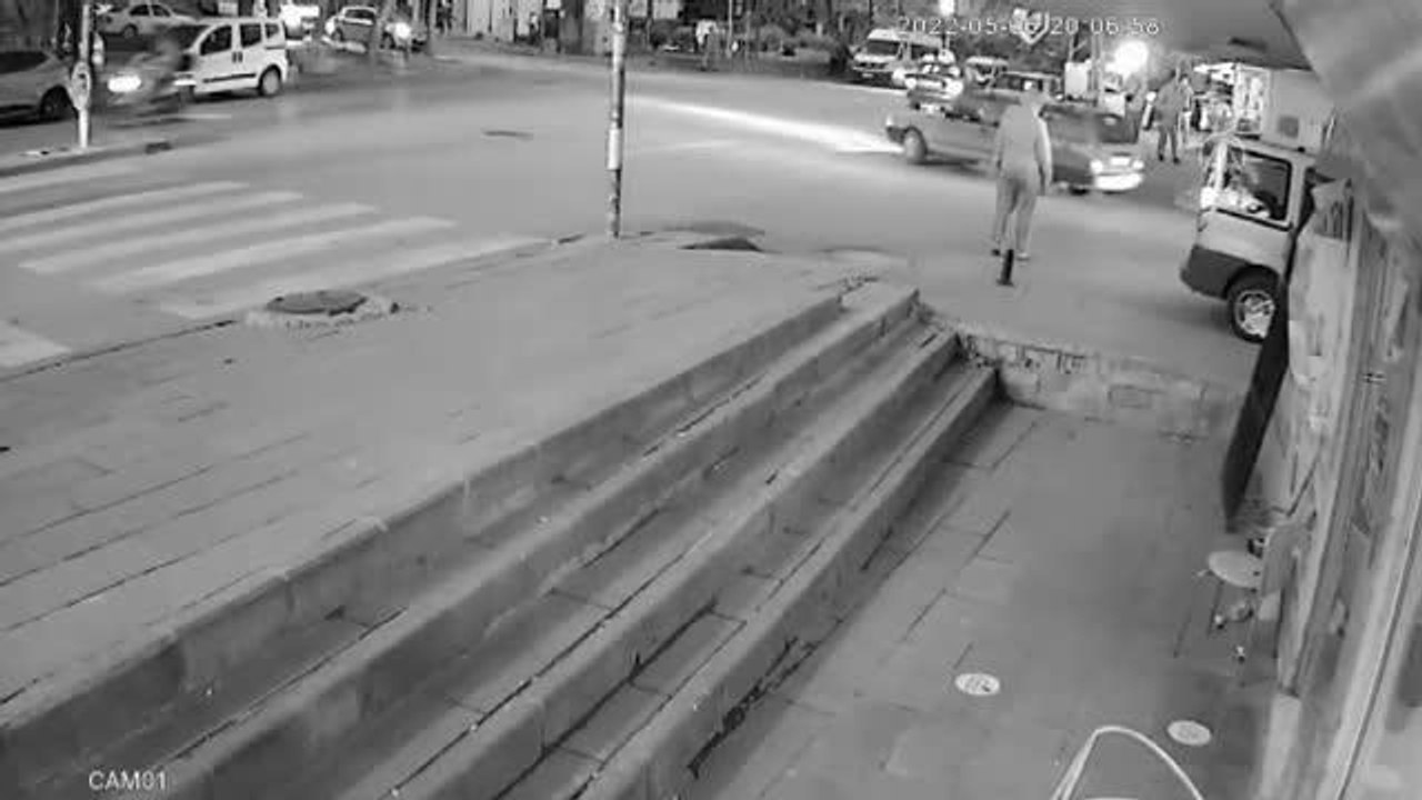 Son dakika haberleri: Taksi ile çarpışan otomobilin bir dükkanın duvarına vurması kameraya yansıdı