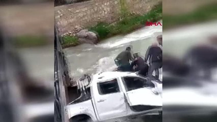VAN'DA KAMYONET DEREYE UÇTU: 2 ÖLÜ, 3 YARALI