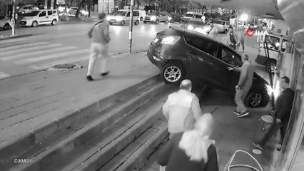 Taksi ile çarpışan otomobilin dükkana çarptığı anlar kamerada
