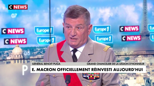 Général Benoît Puga : «Chaque maillon correspond à un mandat présidentiel […] pour le deuxième mandat d’Emmanuel Macron, le symbole sur le maillon est une mappemonde avec un livre»
