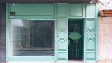 La vitrine de sa boutique est trop colorée, il est convoqué par la police