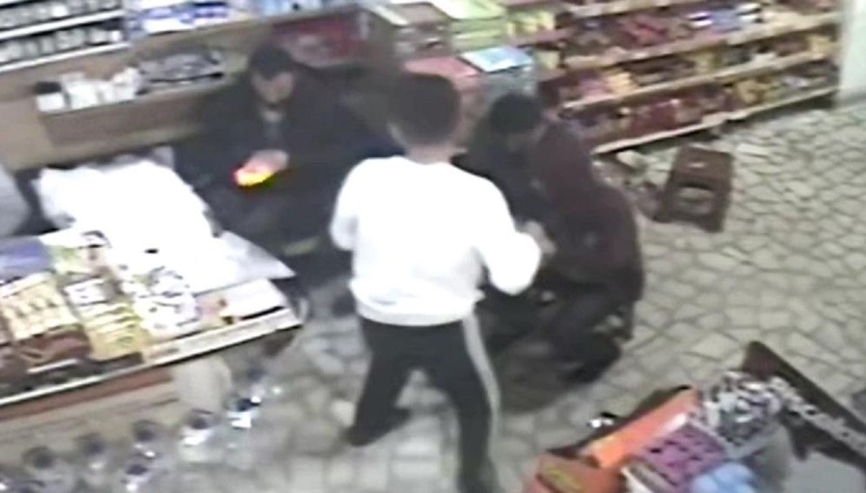 Kolonyalı şaka yapayım derken kuzenini yakıyordu