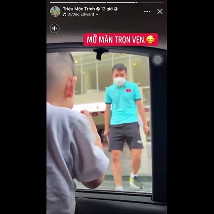 Hùng Dũng đón vợ con đến xem thi đấu, “kính” bà xã phong bì dày cộp