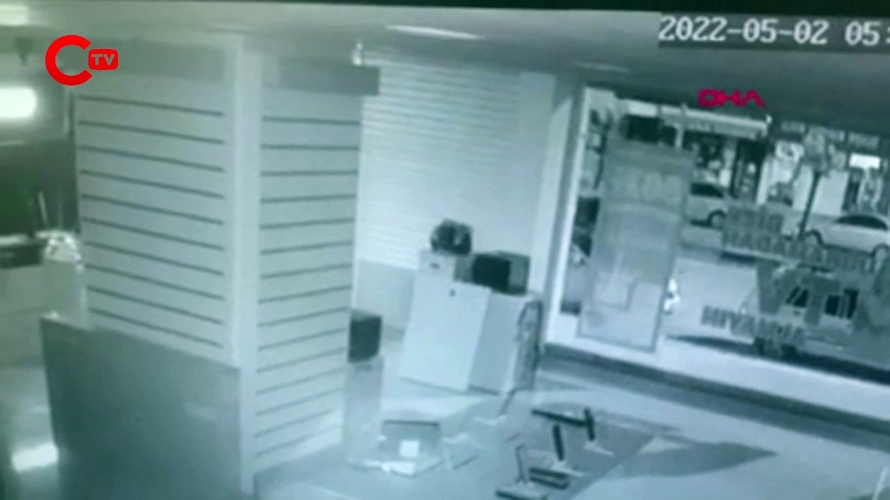 42 saniyede 75 bin TL'lik cep telefonu hırsızlığı kamerada