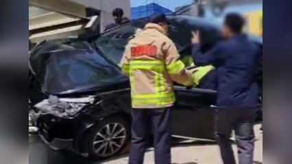 강남 한복판서 마주오던 승용차 2대 충돌...운전자 1명 사라져 / YTN