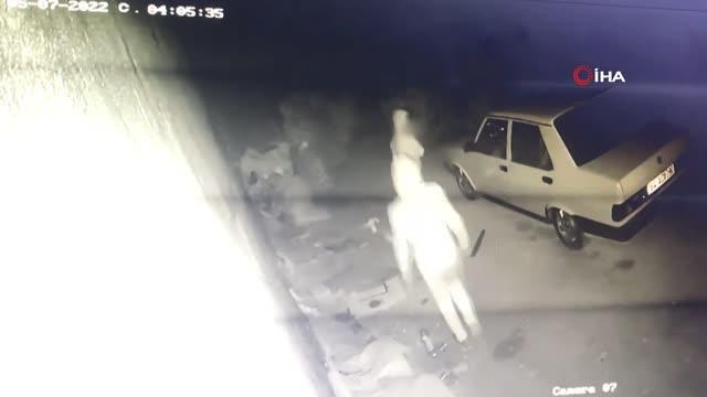 Kimliği belirsiz kişiler tarafından kundaklanan araç kullanılmaz hale geldi... O anlar kamerada