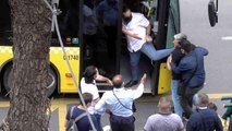 Son dakika haberleri! Kadıköy'de durak kavgası: İETT şoförü ile yolcu birbirine girdi... O anlar kamerada