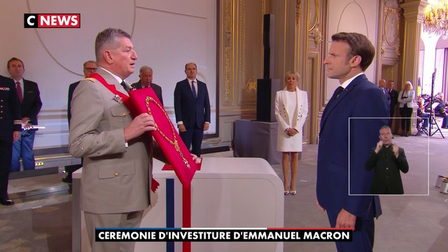 Le général d’armée Benoît Puga a présenté le collier de la Légion d’honneur à Emmanuel Macron