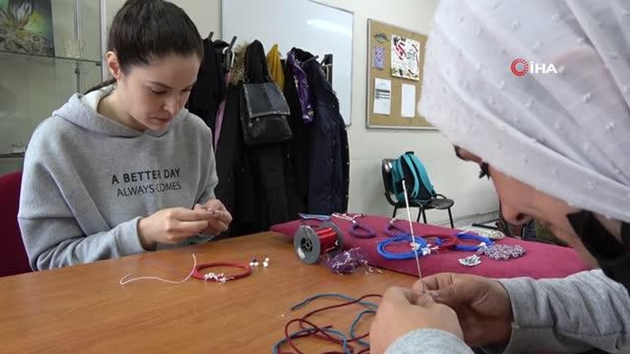 Trabzonspor şampiyon olunca bordo mavi renkteki takılara ilgi arttı, taleplere yetişemiyorlar