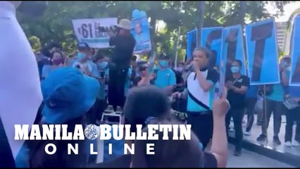 Sen. Joel “TESDAMAN” Villanueva talks to his supporters at the Liwasang Bonifacio