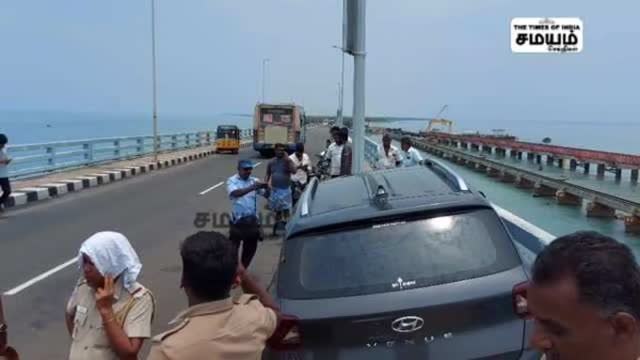 பாம்பன் பாலத்தில் கார் டூவீலர் பயங்கர மோதல்; கடலில் தூக்கி வீசப்பட்ட மகன்!