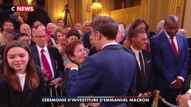 Emmanuel Macron salue chaleureusement les parents de Samuel Paty lors de sa cérémonie d’investiture.
