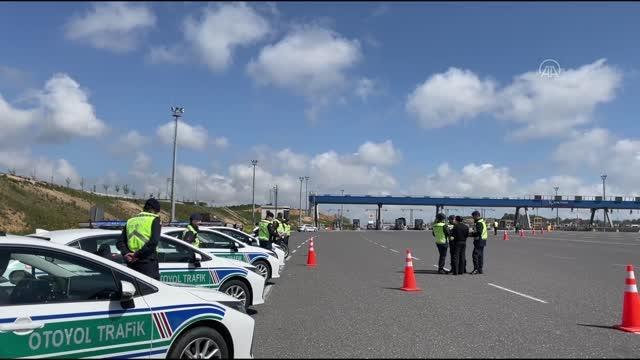 Son dakika haberleri: İstanbul'da jandarma ekipleri, sürücü ve yolculara trafik güvenliğini anlattı