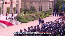 Lors de son investiture, Emmanuel Macron passe en revue les troupes militaires sur le son «Entre terre et mer» joué par le groupe musical de la Marine nationale, le Bagad de Lann-Bihoué.