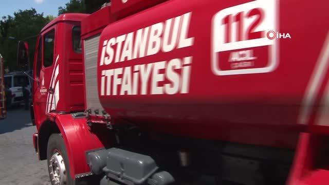 Sürücüsünün hakimiyetini kaybettiği araç park halinde minibüse çarparak takla attı: Sürücü araçta sıkıştı