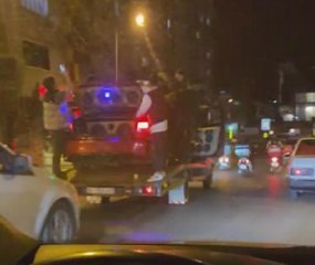 ARNAVUTKÖY'DE ÇEKİCİ ÜZERİNDE TEHLİKELİ YOLCULUK