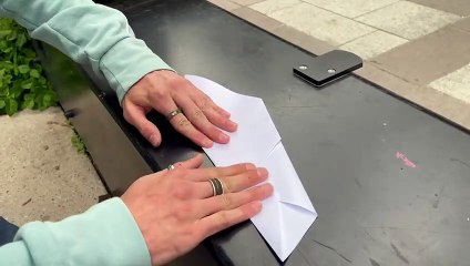 Julien Mathieu et sa technique de pliage d'avion en papier