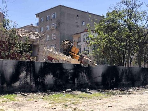 Küçükçekmece'de yıkım yapan kepçe devrildi, operatör yaralandı