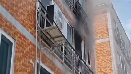 부산, 빌라 3층서 불...1명 연기 마셔 병원 이송 / YTN