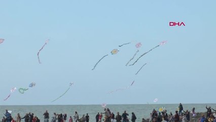 ÇOCUK HAKLARI İÇİN GÖKYÜZÜ UÇURTMALARLA RENKLENDİ