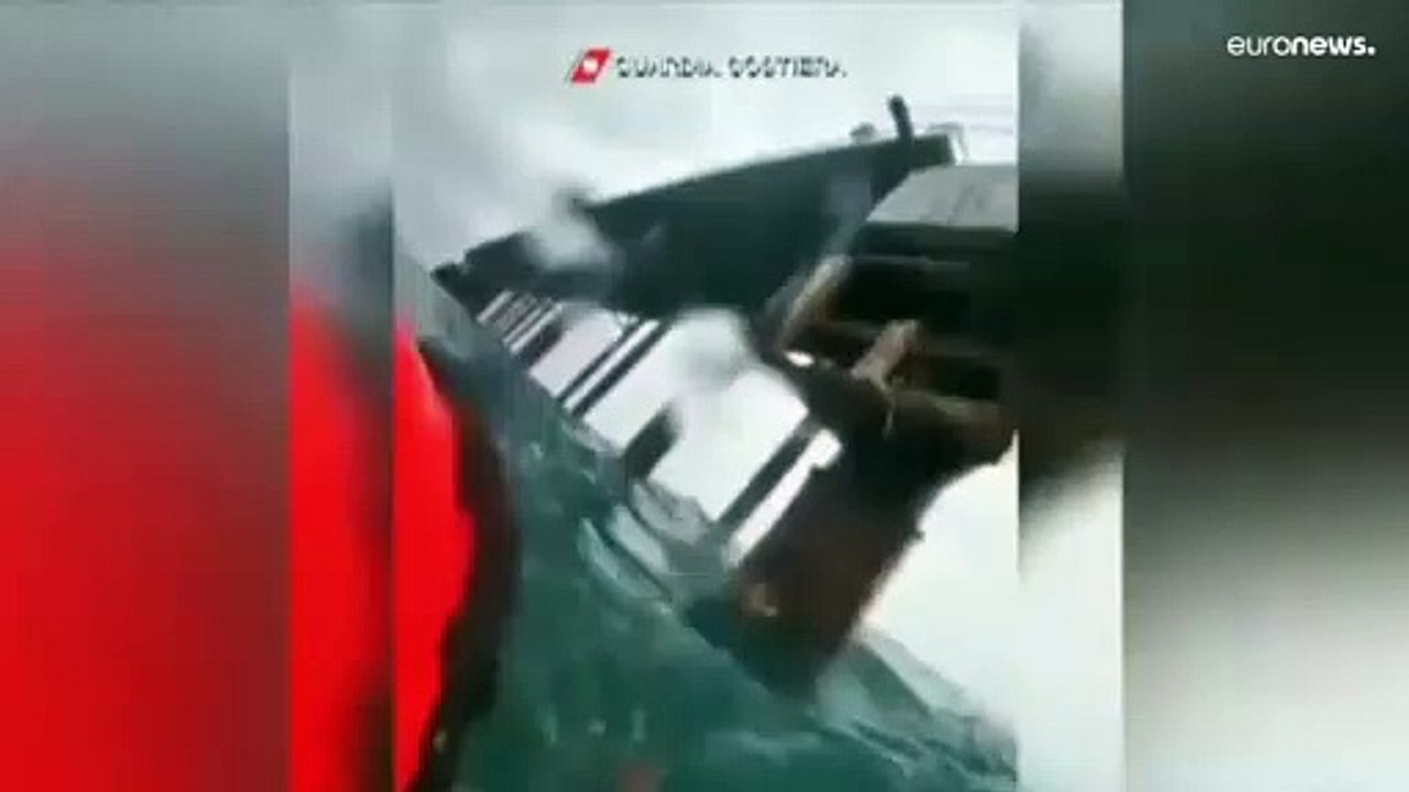 شاهد: حرس السواحل الإيطالي ينقذ أكثر من مائة مهاجر وينتشل جثتين جنوب إيطاليا