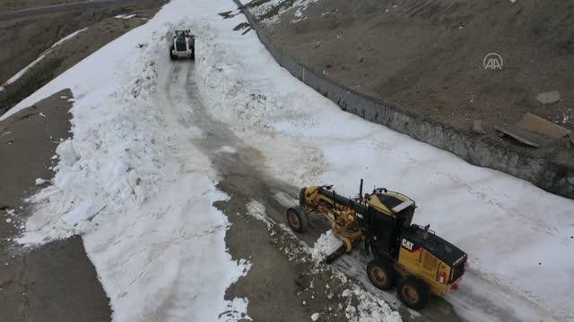 BİTLİS -Kardan kapanan Nemrut Krater Gölü'nün yolu açılıyor