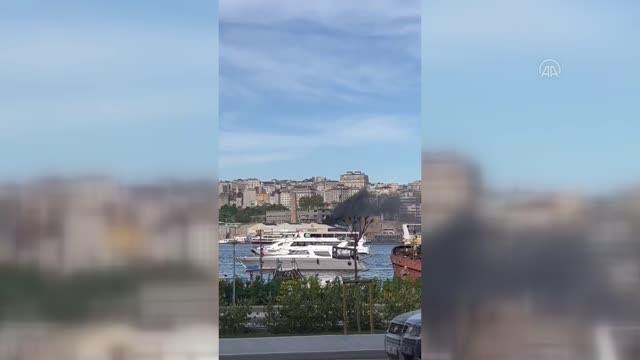 Haliç Tersanesi'nde çıkan yangın itfaiye ekiplerince söndürüldü