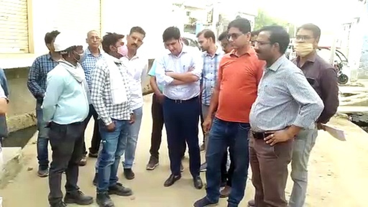 सड़क पर मिट्टी खाली करता मिला डम्पर,  कलक्टर ने पूछा तो चालक नहीं दे पाया जवाब, पुलिस ने किया जब्त