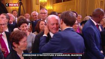 La séquence bouleversante de l'investiture d'Emmanuel Macron, quand la mère du professeur Samuel Paty fond en larmes dans les bras du Président de la République