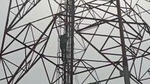 आधार कार्ड नहीं बनने से परेशान युवक मोबाइल टावर पर चढ़ा, प्रशासन की फूली सांसें, देखिए वीडियो...