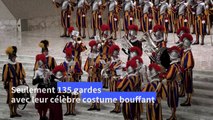 Prestation de serment des nouveaux gardes suisses, dotés de leur célèbre costume bouffant