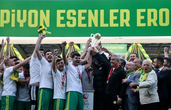 TFF 2. Lig'e yükselen Esenler Erokspor şampiyonluğunu kutladı