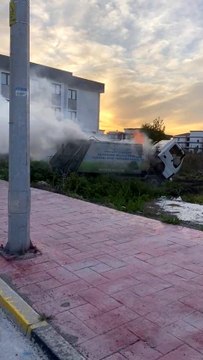 Alev alev yanan ambalaj atığı toplama kamyonu kullanılamaz hale geldi