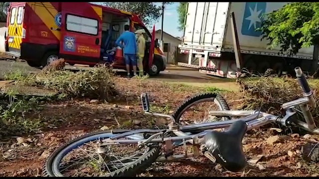 Enquanto andava de bicicleta, adolescente atravessa a via e atinge carro no Bairro Brasília
