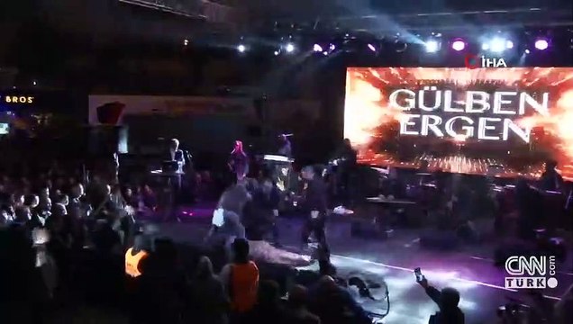 Yürekleri ağızlara getirdi! Gülben Ergen sahnede bayıldı